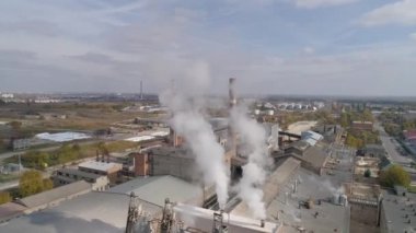 Çalışan bir şeker fabrikasının eski binası.