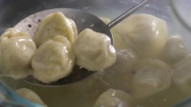 Kaynamış hamur köfteleri kevgir suyuyla kaynatılır..