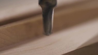 Sondaj makinesiyle delme işleminin makro videosu.