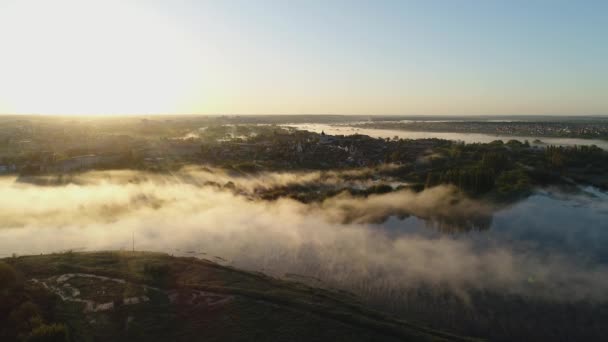 Salida del sol y niebla sobre el río Styr y la parte histórica de Lutsk, Ucrania. — Vídeos de Stock