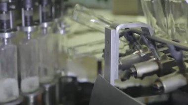 Cam şişeleri ve votka şişesi üretimi.