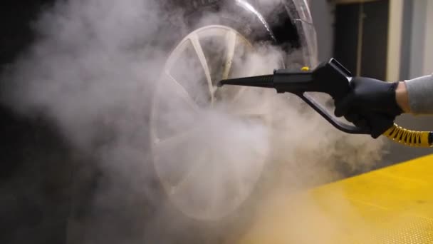 ルツク,ボリン,ウクライナ- 2021年12月16日:アウディ車ホイールの蒸気洗浄. — ストック動画