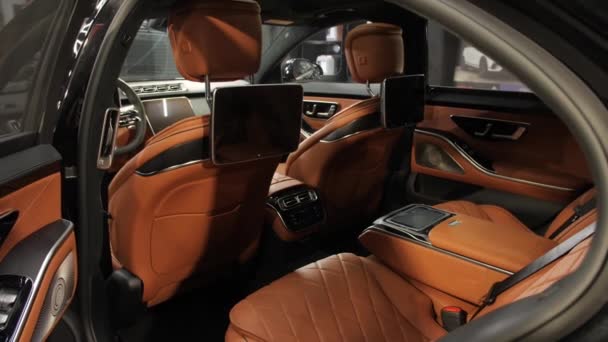 Fevereiro 23, 2021: Mercedes-Benz S-Class carro novo interior. — Vídeo de Stock