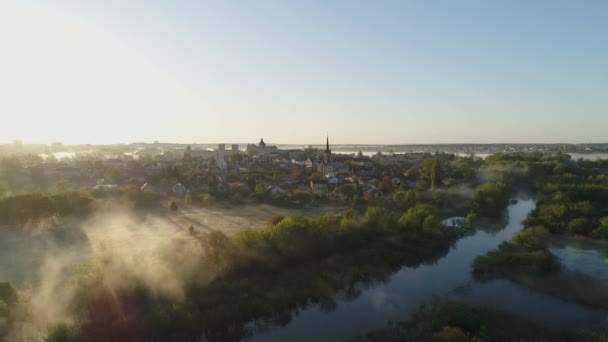 Nascer do sol e nevoeiro sobre o rio Styr ea parte histórica de Lutsk, Ucrânia. — Vídeo de Stock