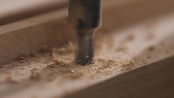 Macro video de agujeros de perforación en el tablero con una máquina de perforación. — Vídeos de Stock