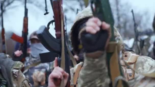 Kyiv, Ukrayna - 31 Mart 2022: Sağ ellerinde makineli tüfeklerle Ukrayna askerleri. Silahlarını sallar ve vücutlarını hareket ettirirler.. — Stok video