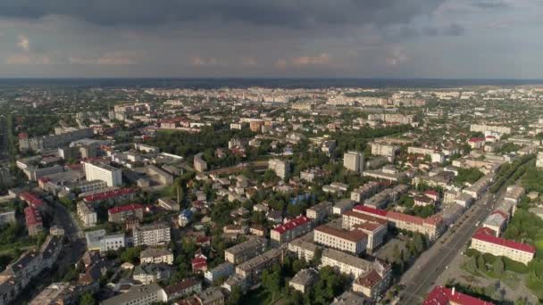 Ukrajina. Letecký pohled na město Lutsk. Centrální část města. — Stock video