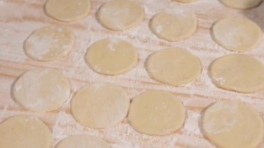 Hamur köftesi, mantı ya da khinkali yapmak için hamur kalıbı..