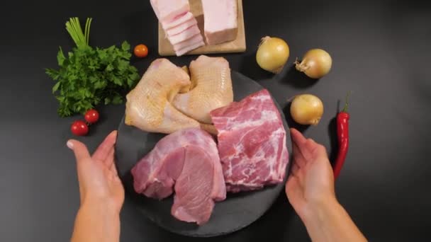 Τα χέρια των σεφ τοποθετούν σε φόντο πέτρινου πιάτου με κομμάτια ωμού κρέατος μοσχαρίσιου, χοιρινού, κοτόπουλου. — Αρχείο Βίντεο
