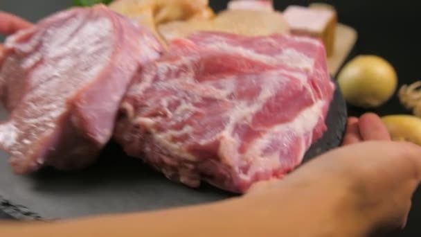 Mâinile puse pe o placă de piatră cu bucăți de carne crudă de vițel, carne de porc, pui. — Videoclip de stoc