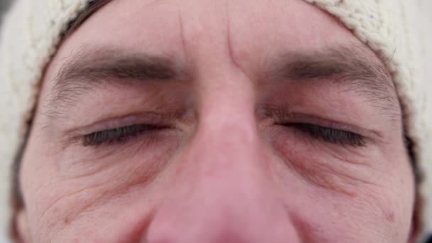 人間の顔の一部を閉じてください。男はゆっくりと目を開けて頭を横に向ける. — ストック動画