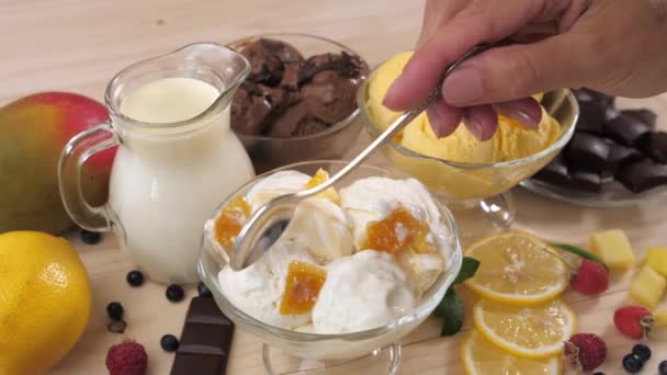 Drop your hand with a teaspoon to take the vanilla ice cream. — Stock Video