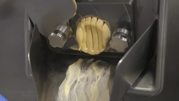Produzindo sabores de sorvete amarelado e sai do bocal para baixo. — Vídeo de Stock