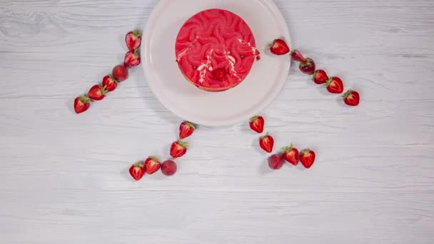 Strawberry cake on a wooden light background. Pieces in plates for the family. — Stock videók