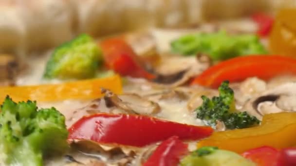 Pizza close up spinning in front of the camera. — Vídeo de Stock