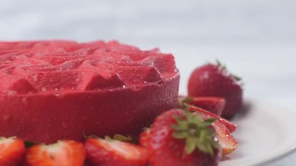 Primo piano di una torta di fragole rosa che rotea su un piatto bianco. — Video Stock