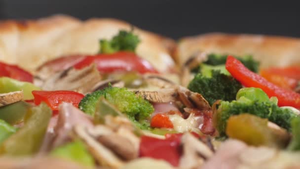 Primo piano di una fetta di pizza con funghi, formaggio, broccoli, pepe. — Video Stock