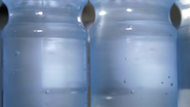 Primer Plano Una Botella Plástico Llena Agua Mineral Carbonatada Burbujas — Vídeos de Stock