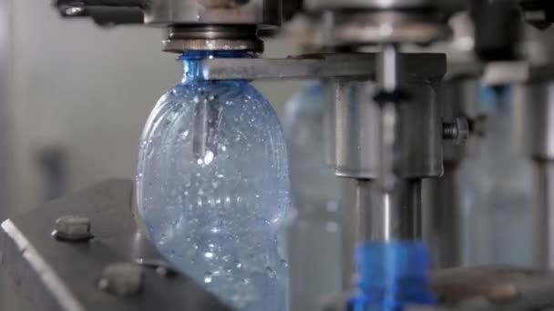 Крупный План Вливания Воды Пластиковую Бутылку Объемом Литра Розетку Цех — стоковое видео