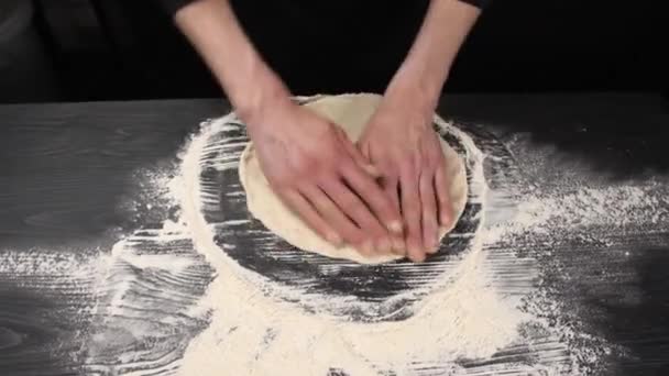 식당에서 이탈리아 피자를 요리하고 있어요 손으로 푸석푸석 반죽을 퍼내는 주방장 — 비디오