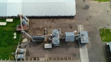 Tahıl deposu için asansör, çiftlikte tahıl için büyük metal hangar. Hava görünümü.