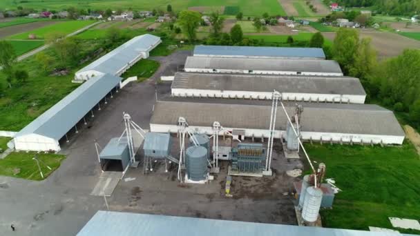 从空中俯瞰一个农场 那里有电梯 饲养牲畜的白色建筑物 — 图库视频影像