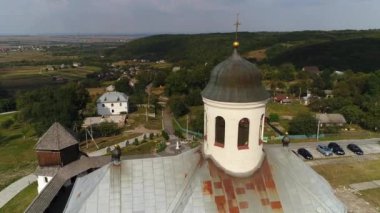 Kutsal Bakire 'nin Varsayımının Havadan Bakış Kilisesi, Krylos. Ukrayna, İvano-Frankivsk bölgesi.