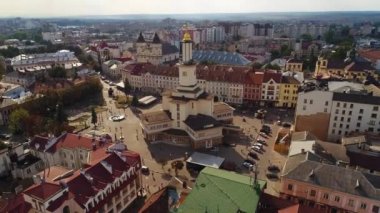 Eski Avrupa mimarisine sahip İvano-Frankivsk şehrinin tarihi manzarası.