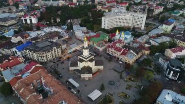İvano-Frankivsk 'in tarihi merkezinden eski Avrupa mimarisi ile birlikte insansız hava aracıyla kalkış. Tüm şehrin havadan görüntüsü.