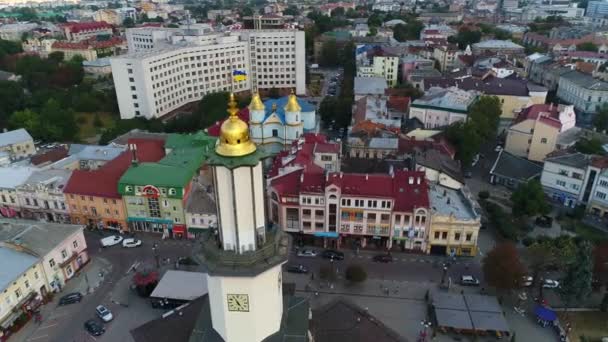 Vista Aérea Iglesia Armenia Ivano Frankivsk Cúpula Dorada Del Ayuntamiento — Vídeo de stock