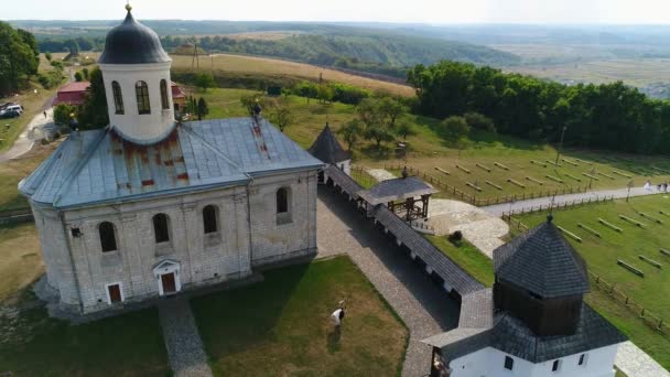 Наречений Тримає Наречену Руках Обертається Нею Тлі Стародавньої Церкви Успіння — стокове відео