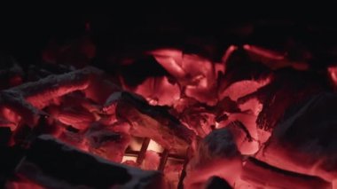 Alevler ve közler ağır çekimde. Ateşin içinden geçtiği kafes..