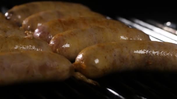 Gegrilde Grill Met Varkensworsten Verschijnt Een Zwarte Achtergrond Rook Nachtfrituren — Stockvideo