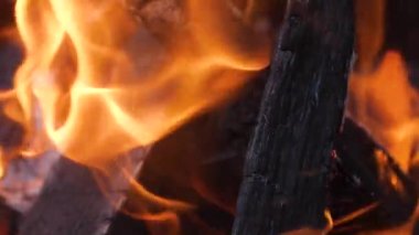 Odun yakacak odun yanıyor. Kapatın. Ağır çekim. Kıvılcımlar saçan alevler.