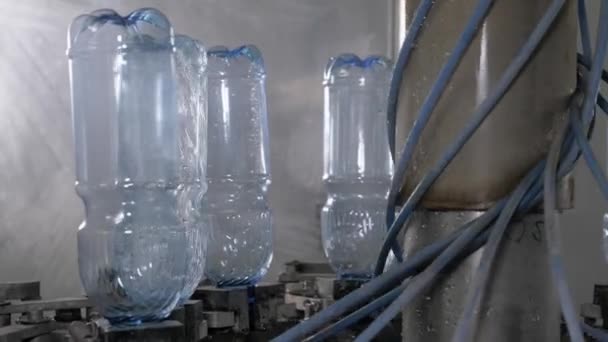 Processen Att Skölja Plastflaskor Innan Går Kran Produktion Dricksvatten Vid — Stockvideo