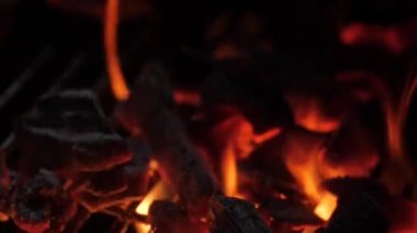 Alevler ve közler ağır çekimde. Ateşin içinden geçtiği kafes..