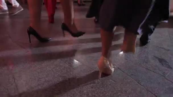 Nogi Starszych Kobiet Butach Rajstopach Elementach Tańca Betonowej Podłodze Klubie — Wideo stockowe