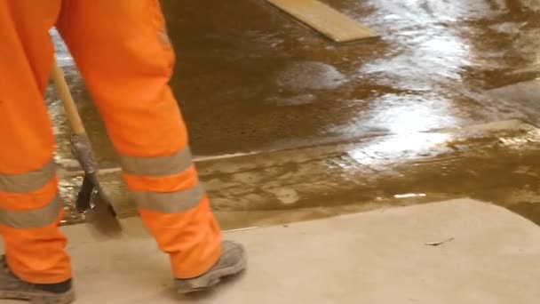 コンクリート床にプライマーを適用するプロセス 石膏の表面をプライミングするプロセス 表面を強化するためのコンクリート床のプライマー — ストック動画