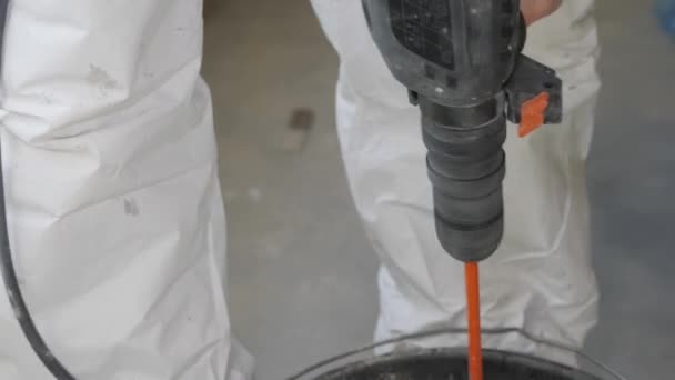 Glue Mixture Tiles Black Bucket Tile Adhesive Mixed Orange Electric — Stockvideo