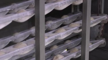 Ekmek üretimi. Ekmek pişirmek için otomatik hamur boşluğu kaynağı.