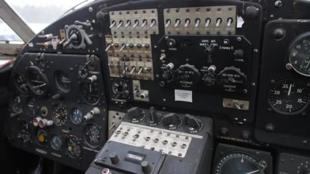 Κοντινό Πλάνο Ενός Πιλοτηρίου Αεροπλάνων Που Δείχνει Όργανα Και Πάνελ — Αρχείο Βίντεο