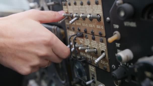 Pilotí Prsty Přepínají Spínače Palubní Desce Starého Letadla — Stock video
