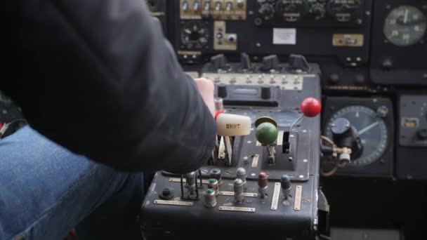 Piloto Empurrar Alavanca Pressão Alavanca Para Decolar Avião Velho Cockpit — Vídeo de Stock