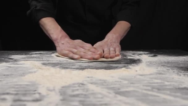 Esticando Massa Pizza Crua Com Mãos Chef Profissional Estende Torce — Vídeo de Stock