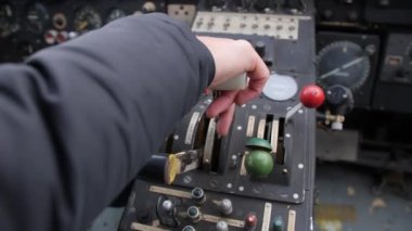 Eski An-2 uçağının gösterge paneli. Pilot kokpitteki eski bir uçağın kalkışı için itiş kolu kolunu it ve kolu geriye it..