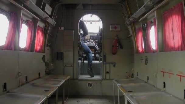 Через Фюзеляж Можете Бачити Людина Потрапляє Пілотів Сидіння Всередині Кабіни — стокове відео