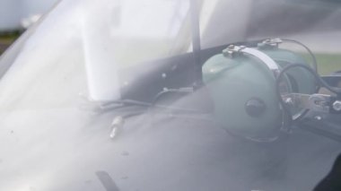 Pilotların kulaklıkları uçağın ön tarafında, kokpit camının arkasında..