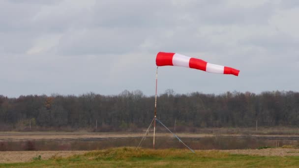 Gleitende Lufthülsen Windsack Zeigen Die Windrichtung Der Nähe Des Flugzeuglandeplatzes — Stockvideo
