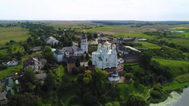 Zymne köyünü havadan çektiler. Svyatogorsky Varsayımı Zymna Stauropean Manastırı Ukrayna, Volodymyr.