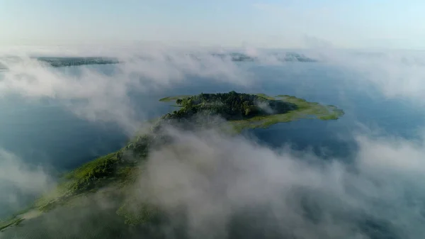 Svityaz Gölü 'nün üzerindeki bulutlarda uçmak. Volyn, Ukrayna, Shatsk Ulusal Parkı.